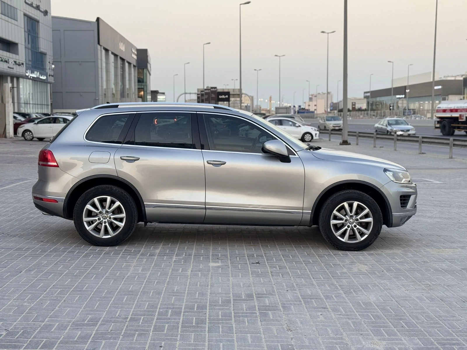Volkswagen Touareg 2016 (Silver)