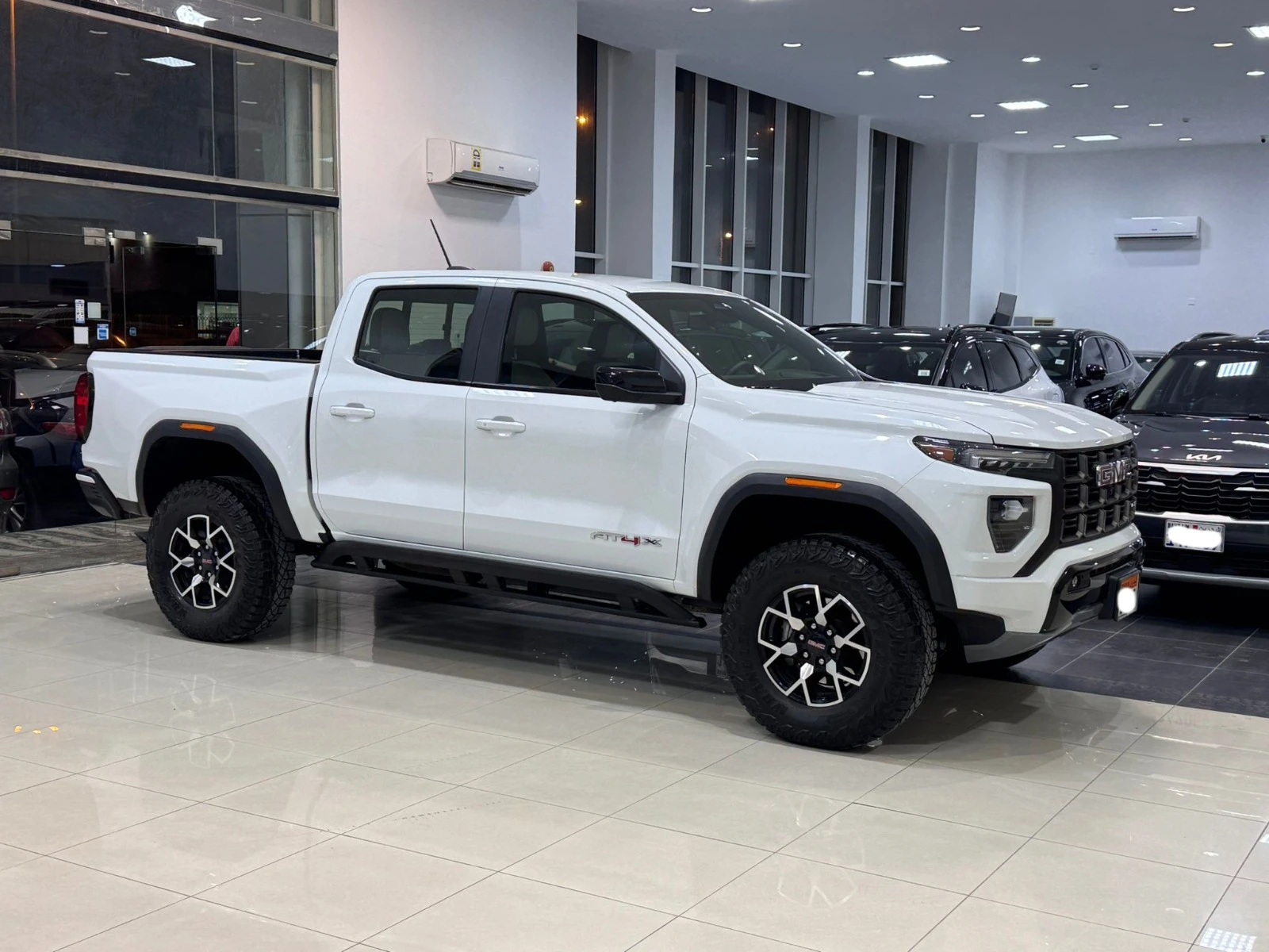 جي إم سي كانيون AT4X موديل 2024 (أبيض)