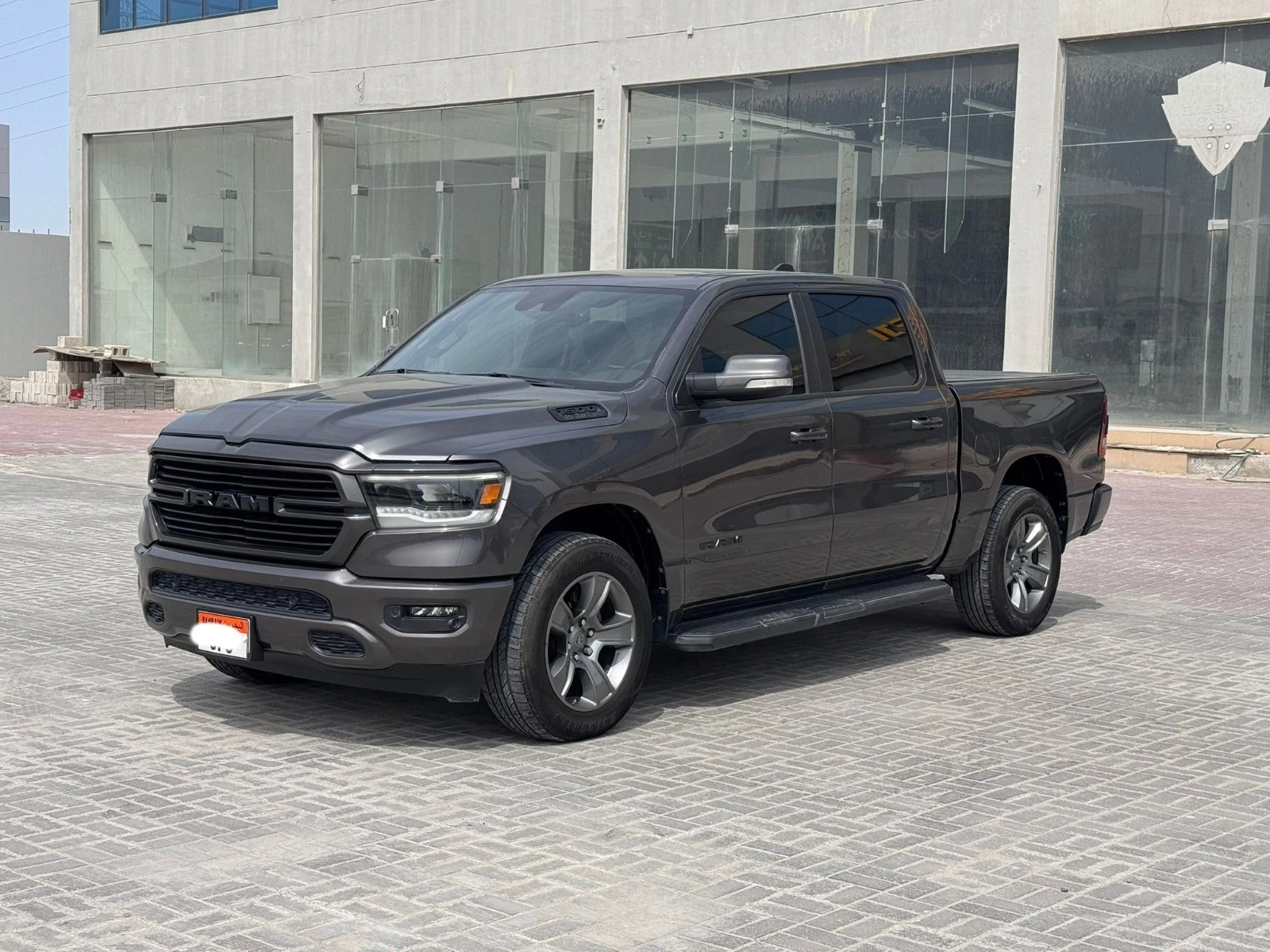 Dodge Ram 1500 / 2022 (Grey)