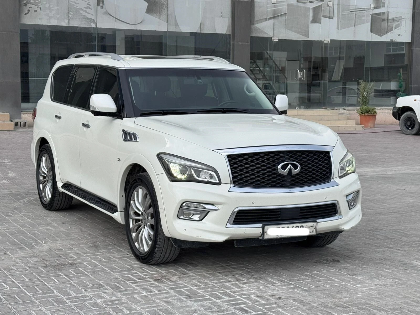 Inifiniti QX-80  2016 (White)
