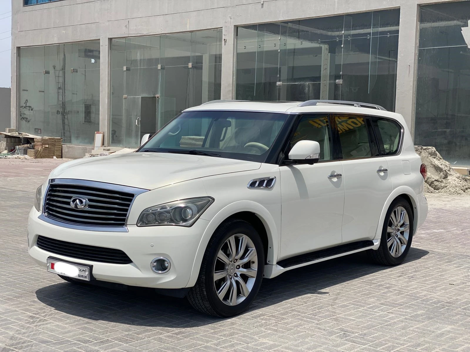 Infiniti QX-56 / 2013 (White)
