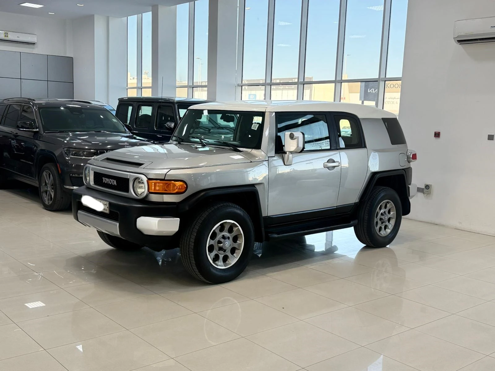 Toyota FJ Cruiser 2012 (Grey)