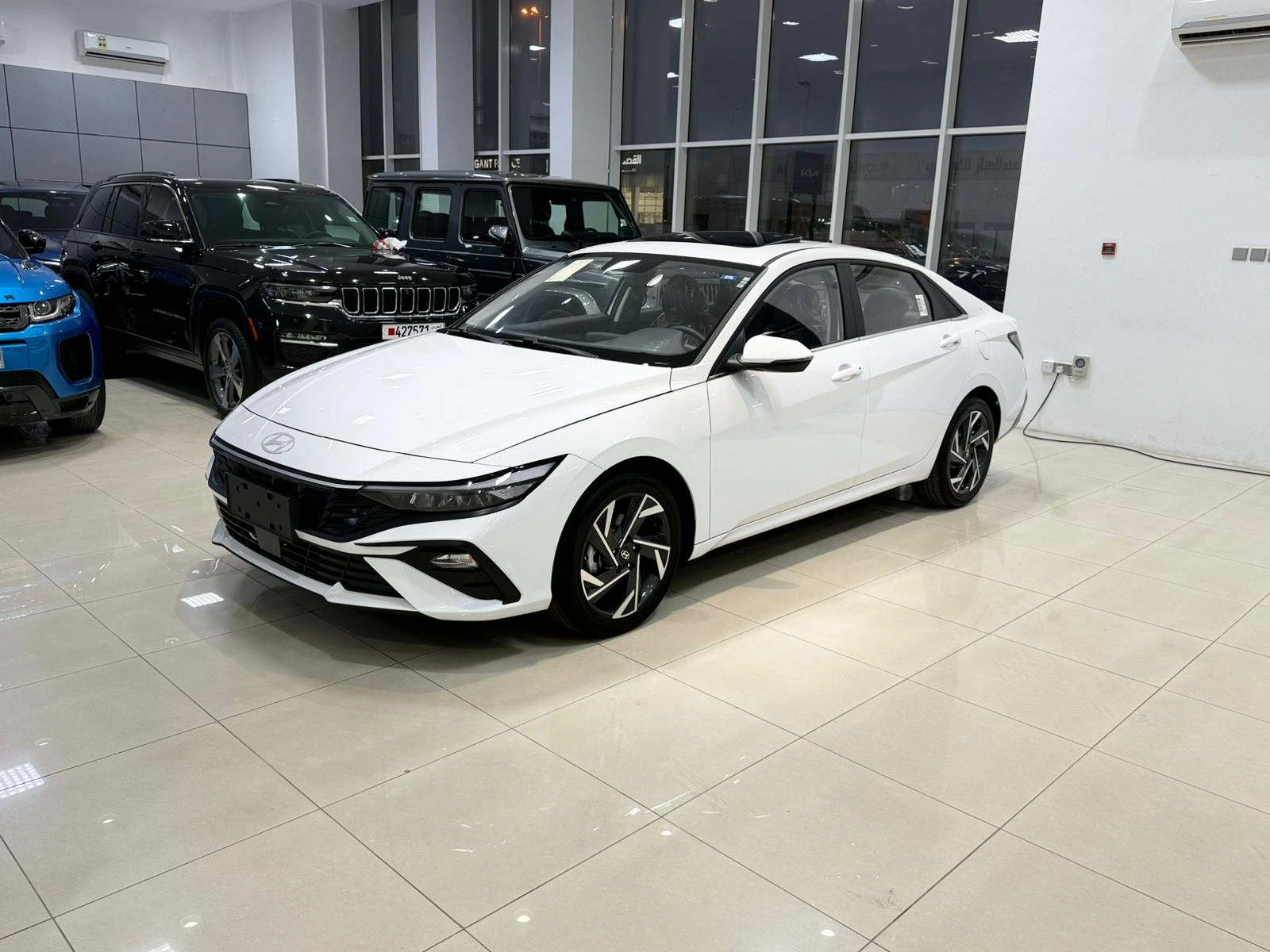 Hyundai Elantra 2025 (White)