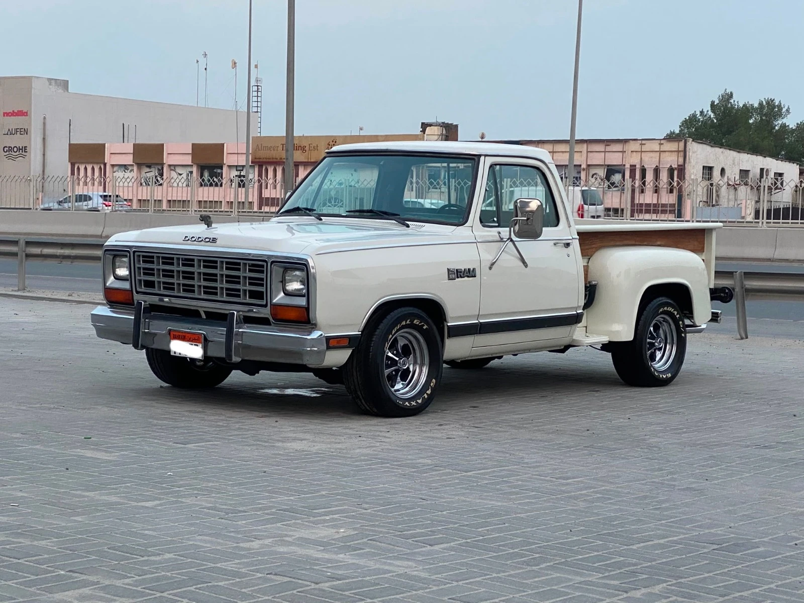 Dodge Ram 1985 (White/Beige)
