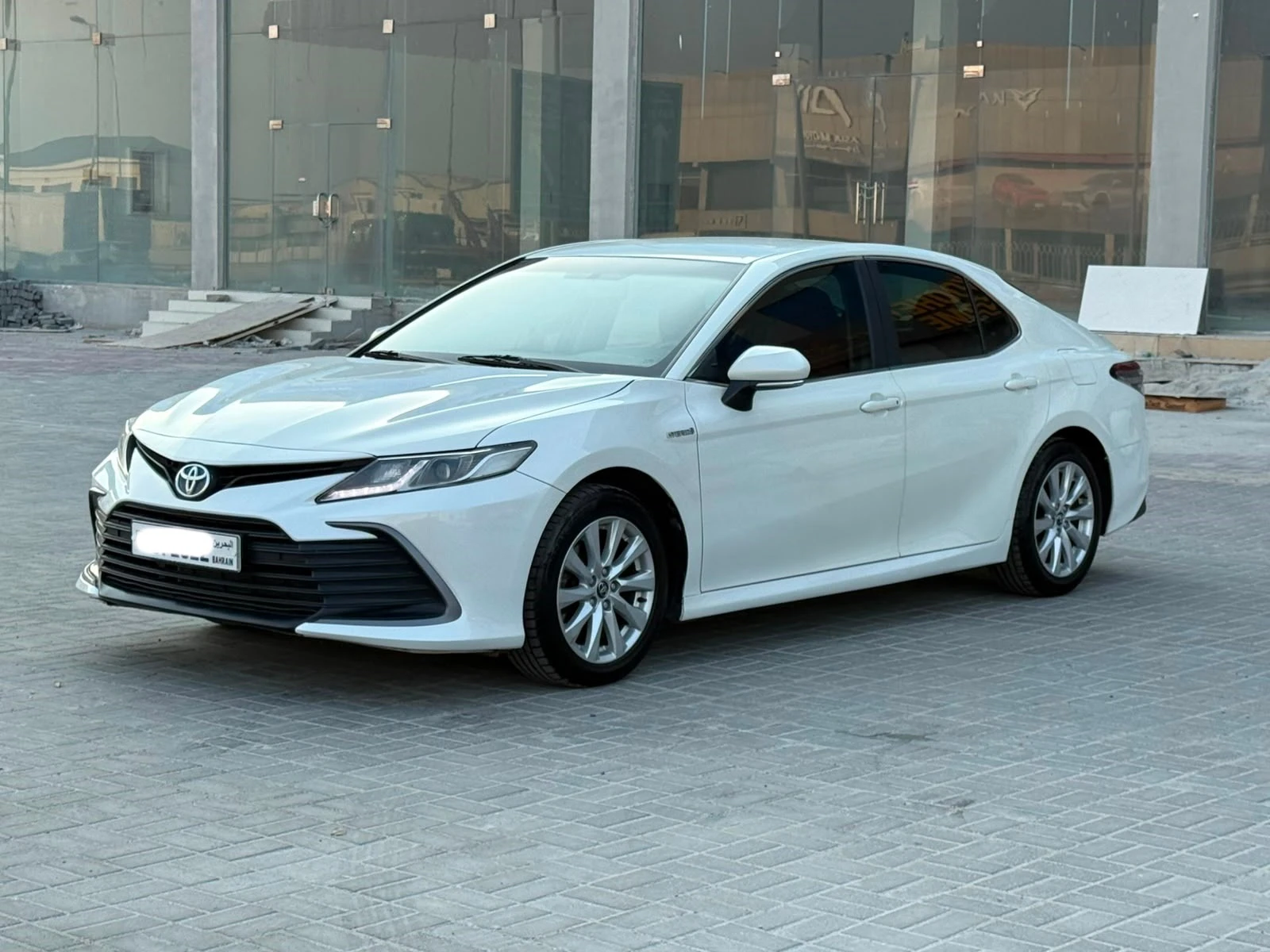 Toyota Camry LE Hybrid 2022 (White)