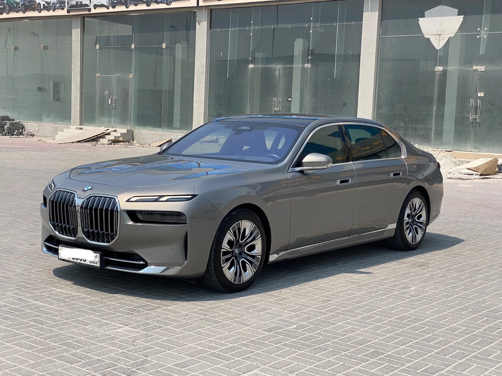 BMW 735i 2023 (Gold)