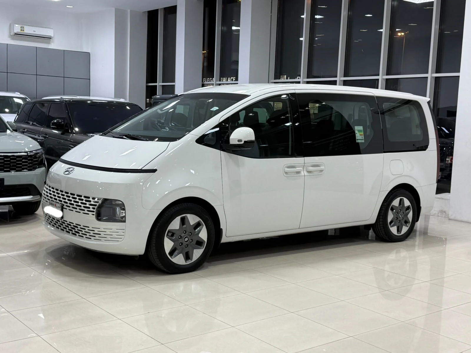 Hyundai Staria 2023 (White)